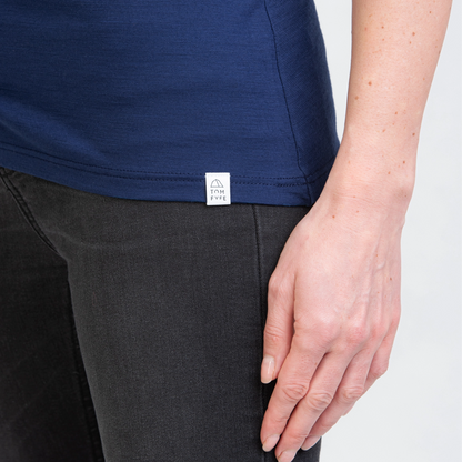 Model mit Merino Damen Shirt mit angenaehtem Stofflabel mit Logo von TOM FYFE in Marineblau 
