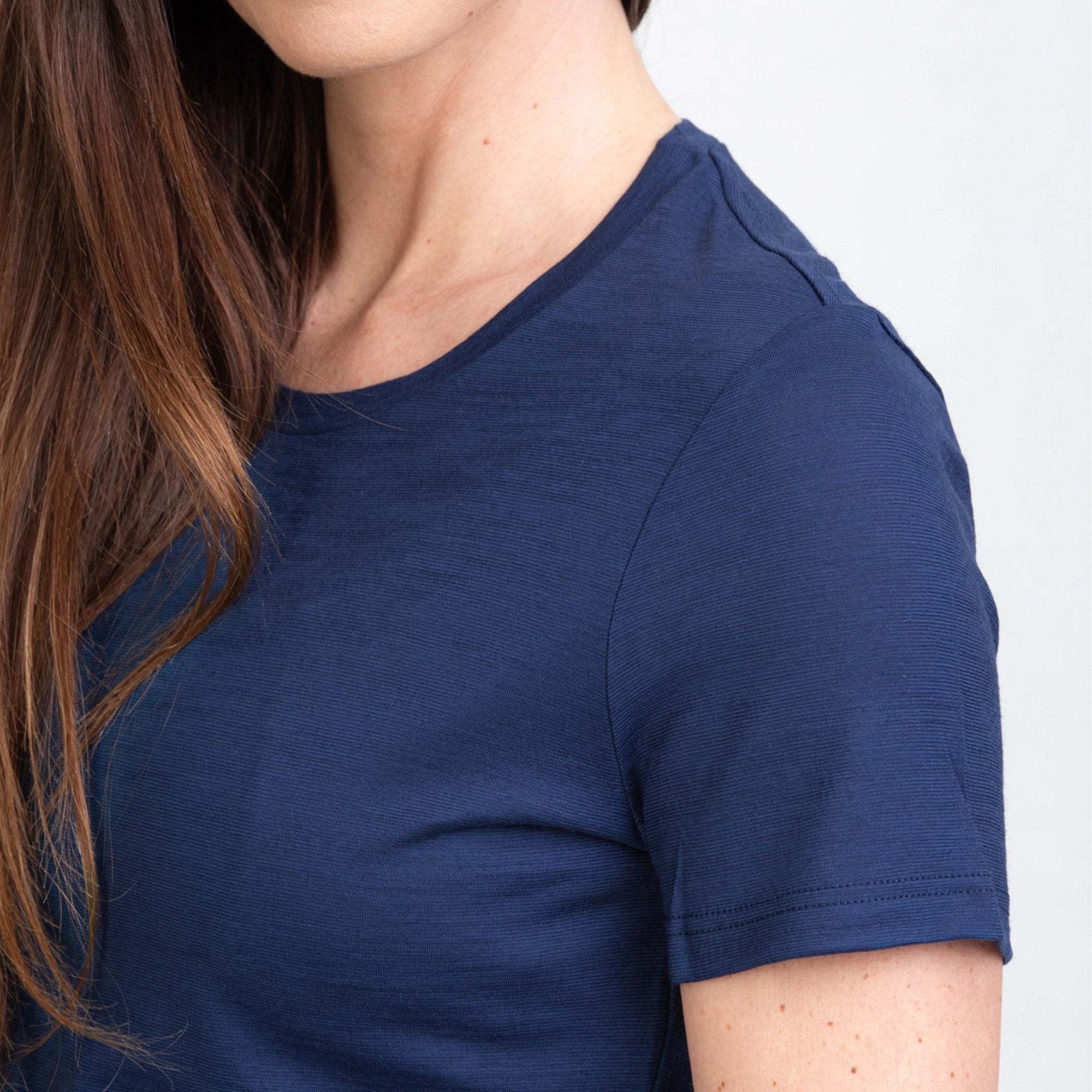 Model mit Merino Damen Shirt Aermel von TOM FYFE in Marineblau 
