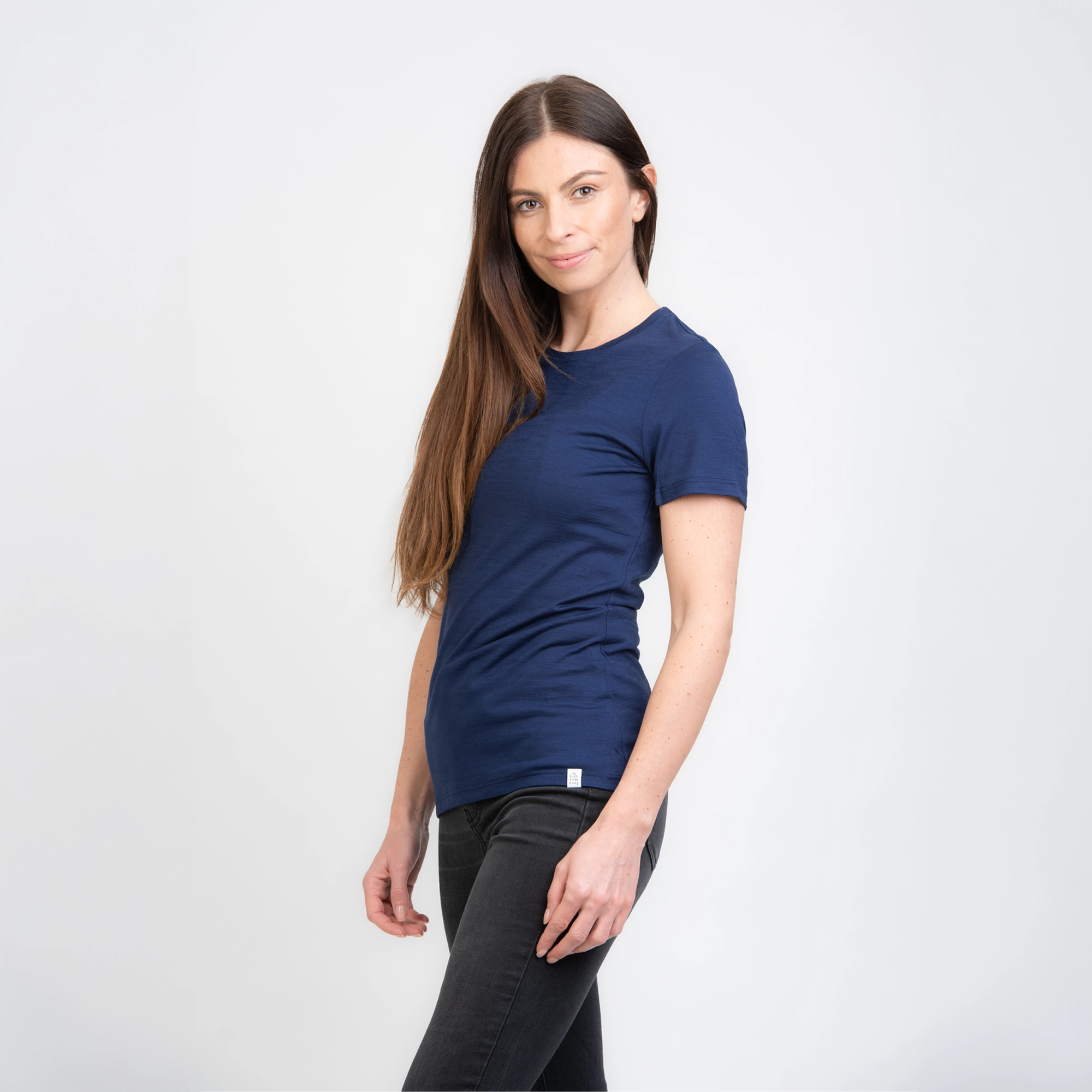 Model mit Merino Damen Shirt Seitenansicht von TOM FYFE in Marineblau 