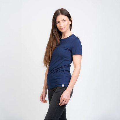 Model mit Merino Damen Shirt Seitenansicht von TOM FYFE in Marineblau 