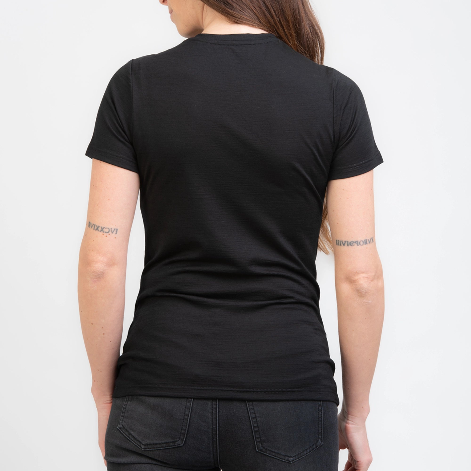 Model mit Merino Damen Shirt Rueckenansicht von TOM FYFE in Schwarz 