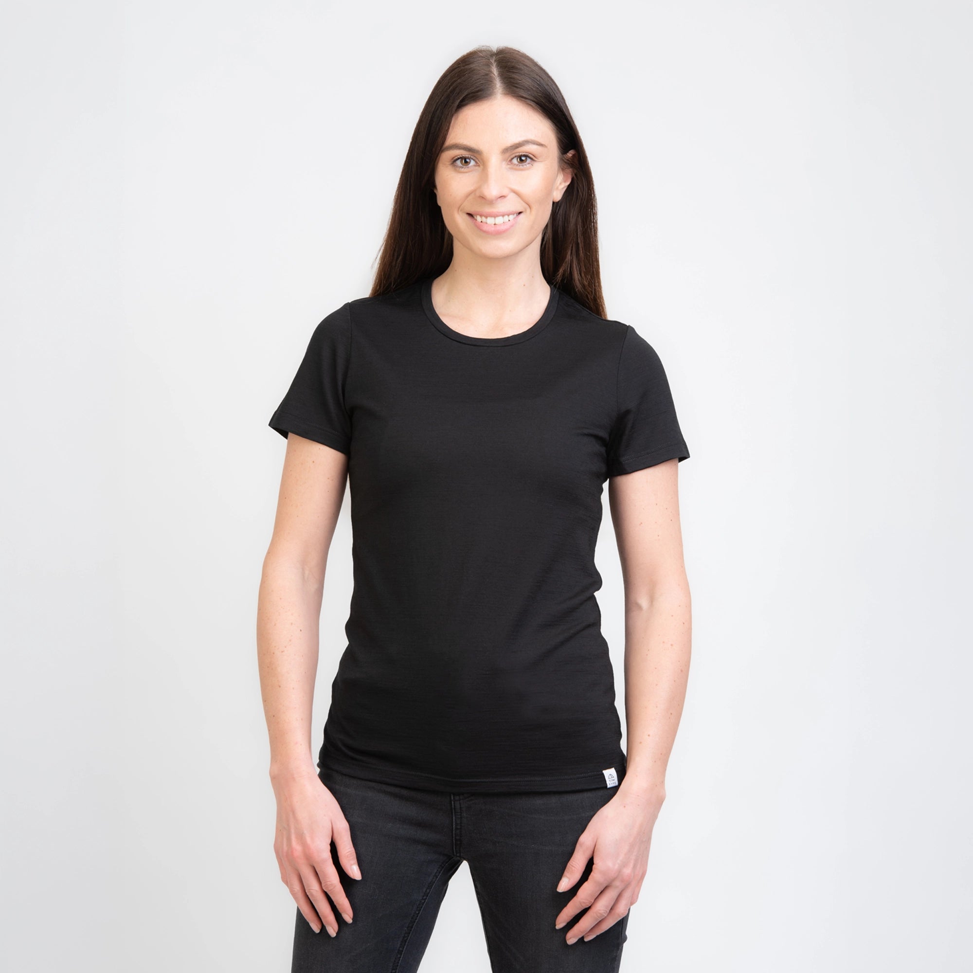 Model mit Merino Damen Shirt Frontansicht von TOM FYFE in Schwarz 