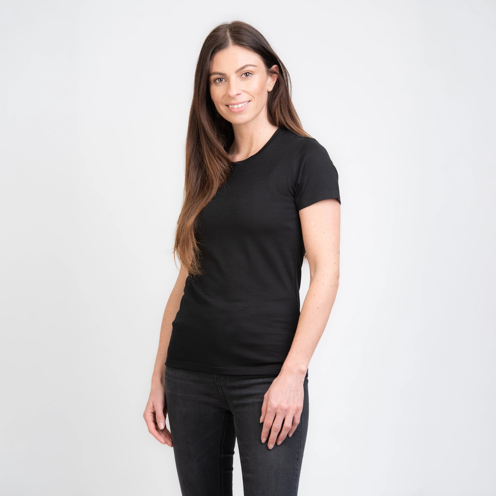 Model mit Merino Damen Shirt Frontansicht von TOM FYFE in Schwarz 