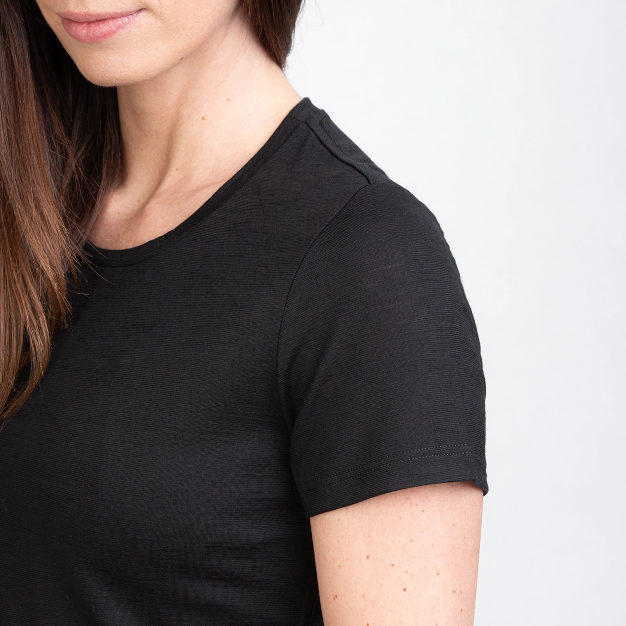 Model mit Merino Damen Shirt Nackenbereich von TOM FYFE in Schwarz 