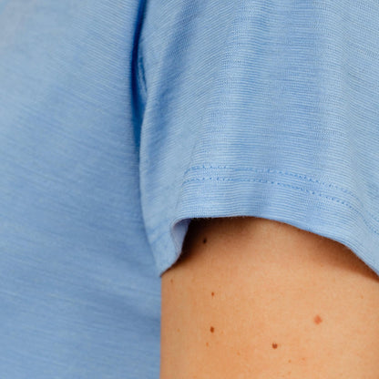 Model im Merino Damen Shirt Nahaufnahme Ärmel von TOM FYFE in Steelblue 
