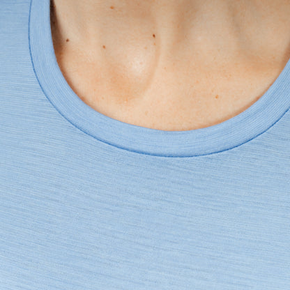 Model mit Merino Damen Shirt Nackenbereich von Tom Fyfe in Steelblue 