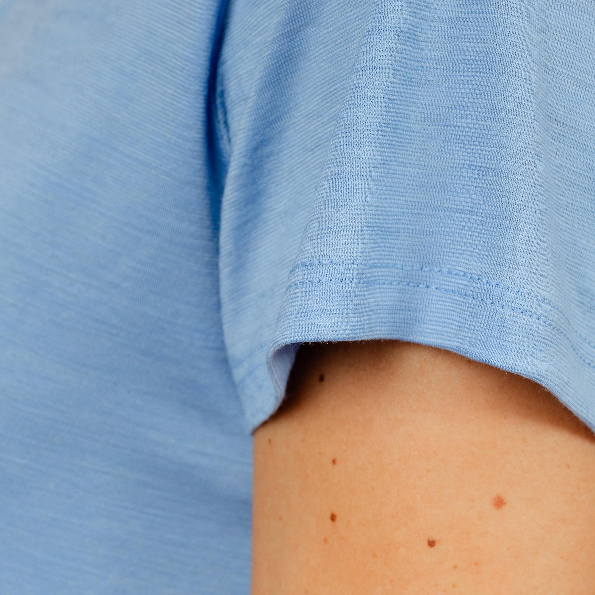 Model im Merino Damen Shirt Nahaufnahme Ärmel von Tom Fyfe in Steelblue 