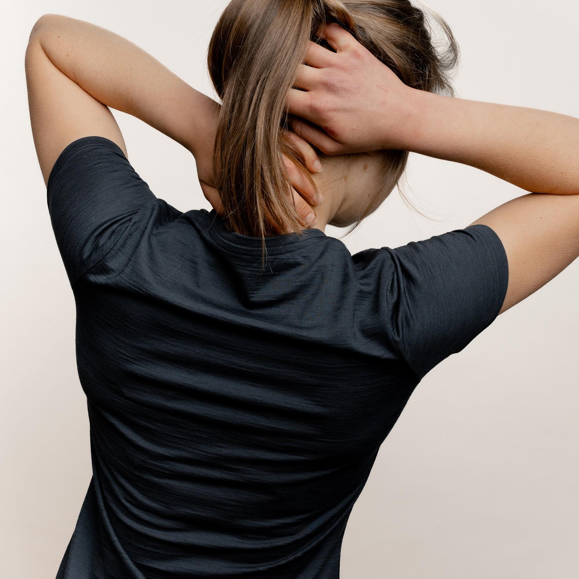 Model mit Merino Damen Shirt mit V-Ausschnitt von Tom Fyfe in Anthrazit Rückansicht #farbe_anthrazit