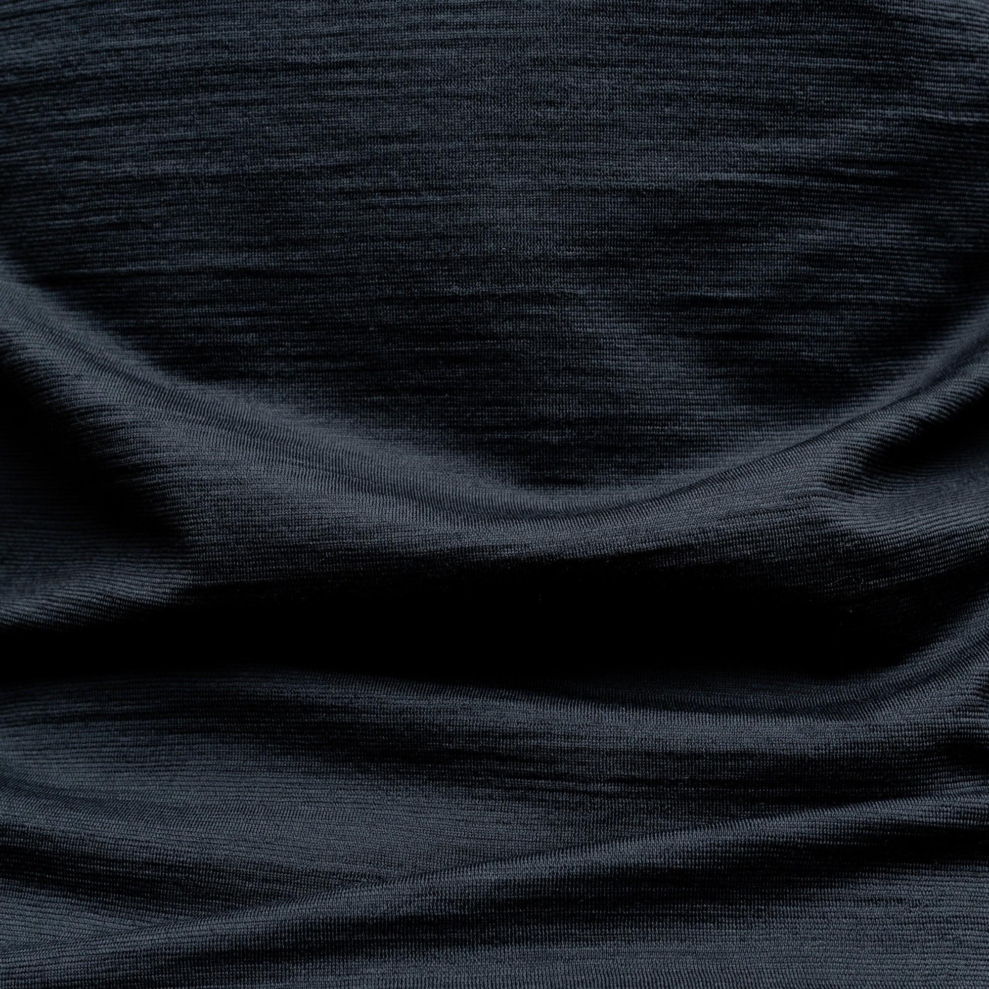 Merino Damen Shirt mit V-Ausschnitt von Tom Fyfe Detailaufnahme der Stofffarbe Anthrazit  
