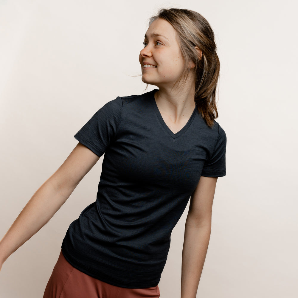 Model mit Merino Damen Shirt mit V-Ausschnitt von Tom Fyfe in Anthrazit Frontansicht #farbe_anthrazit