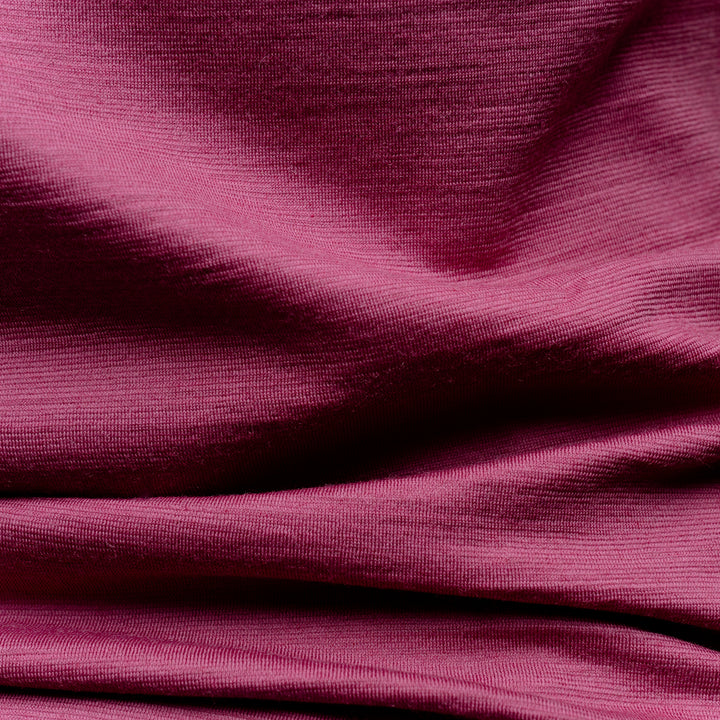 Merino Damen Shirt mit V-Ausschnitt von Tom Fyfe Detailaufnahme der Stofffarbe #farbe_brombeere