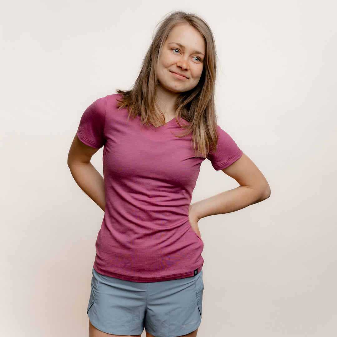 Model mit Merino Damen Shirt mit V-Ausschnitt von Tom Fyfe in Brombeere Frontansicht #farbe_brombeere