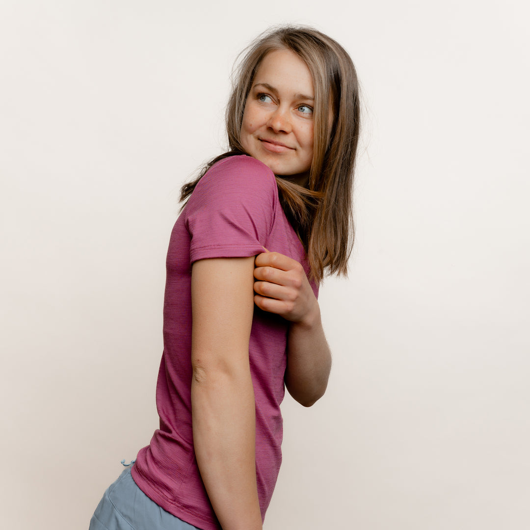 Model mit Merino Damen Shirt mit V-Ausschnitt von Tom Fyfe in Brombeere Seitenansicht #farbe_brombeere
