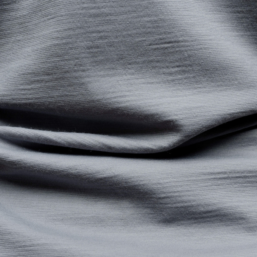 Merino Damen Shirt mit V-Ausschnitt von Tom Fyfe Detailaufnahme der Stofffarbe Anthrazit #farbe_hellgrau