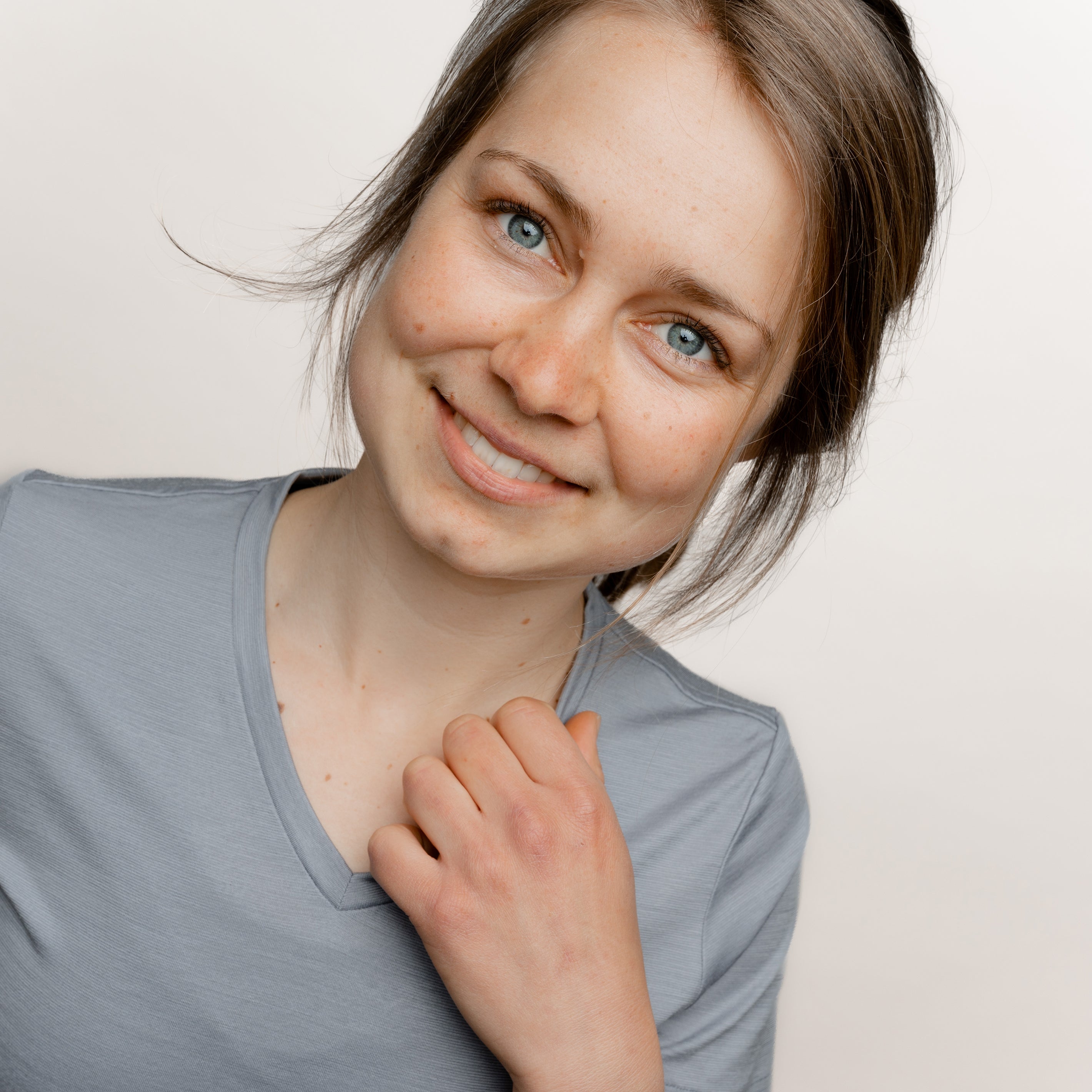 Model mit Merino Damen Shirt mit V-Ausschnitt von Tom Fyfe  in Hellgrau Nahaufnahme Brustbereich 