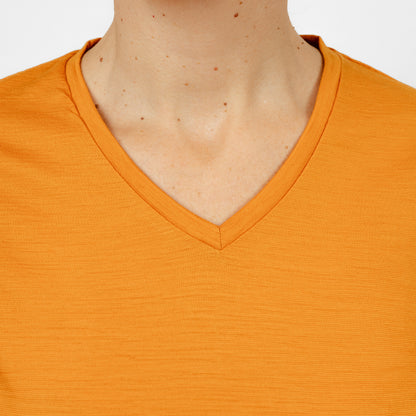 Model mit Merino Damen Shirt mit V-Ausschnitt von Tom Fyfe Nahaufnahme Kragen in Kurkuma 