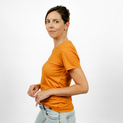Model mit Merino Damen Shirt mit V-Ausschnitt von Tom Fyfe Seitenansicht in Kurkuma 