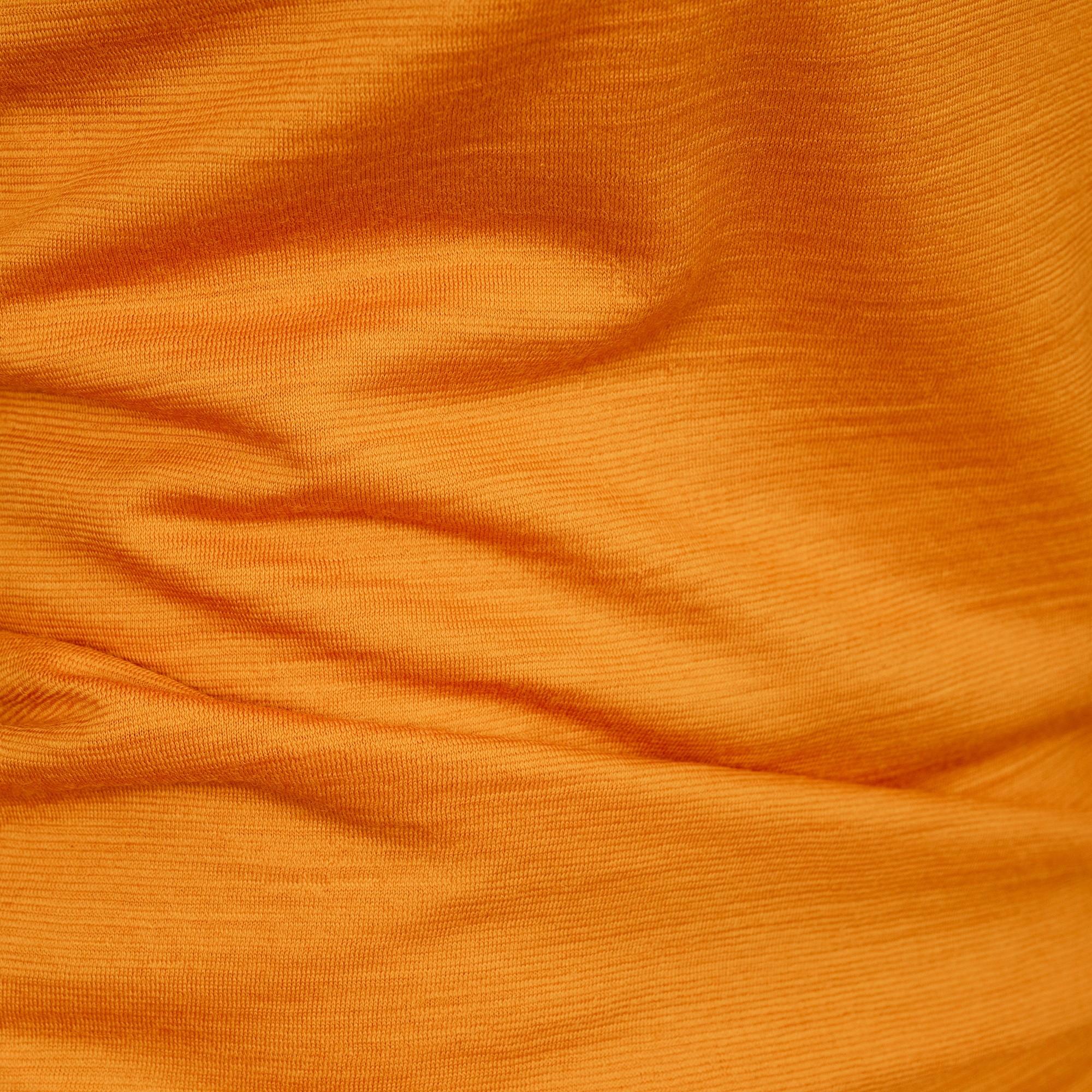 Merino Damen Shirt mit V-Ausschnitt von Tom Fyfe Stoff im Detail in Kurkuma 