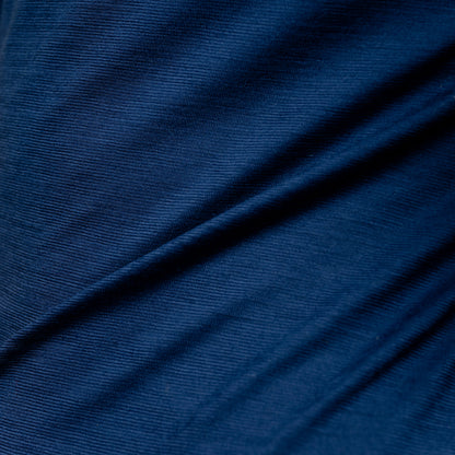 Merino Damen Shirt mit V-Ausschnitt von Tom Fyfe Detailaufnahme der Stofffarbe Marine  