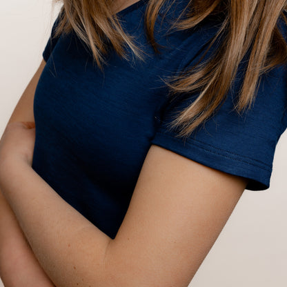 Model mit Merino Damen Shirt mit V-Ausschnitt von Tom Fyfe in Marine Nahaufnahme Ärmel 