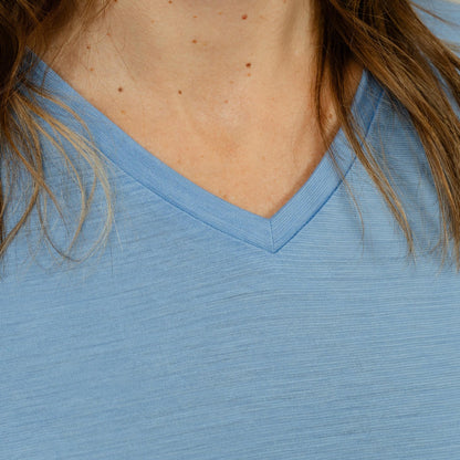 Model mit Merino Damen Shirt mit V-Ausschnitt von TOM FYFE Nahaufnahme Kragen in Steelblue 