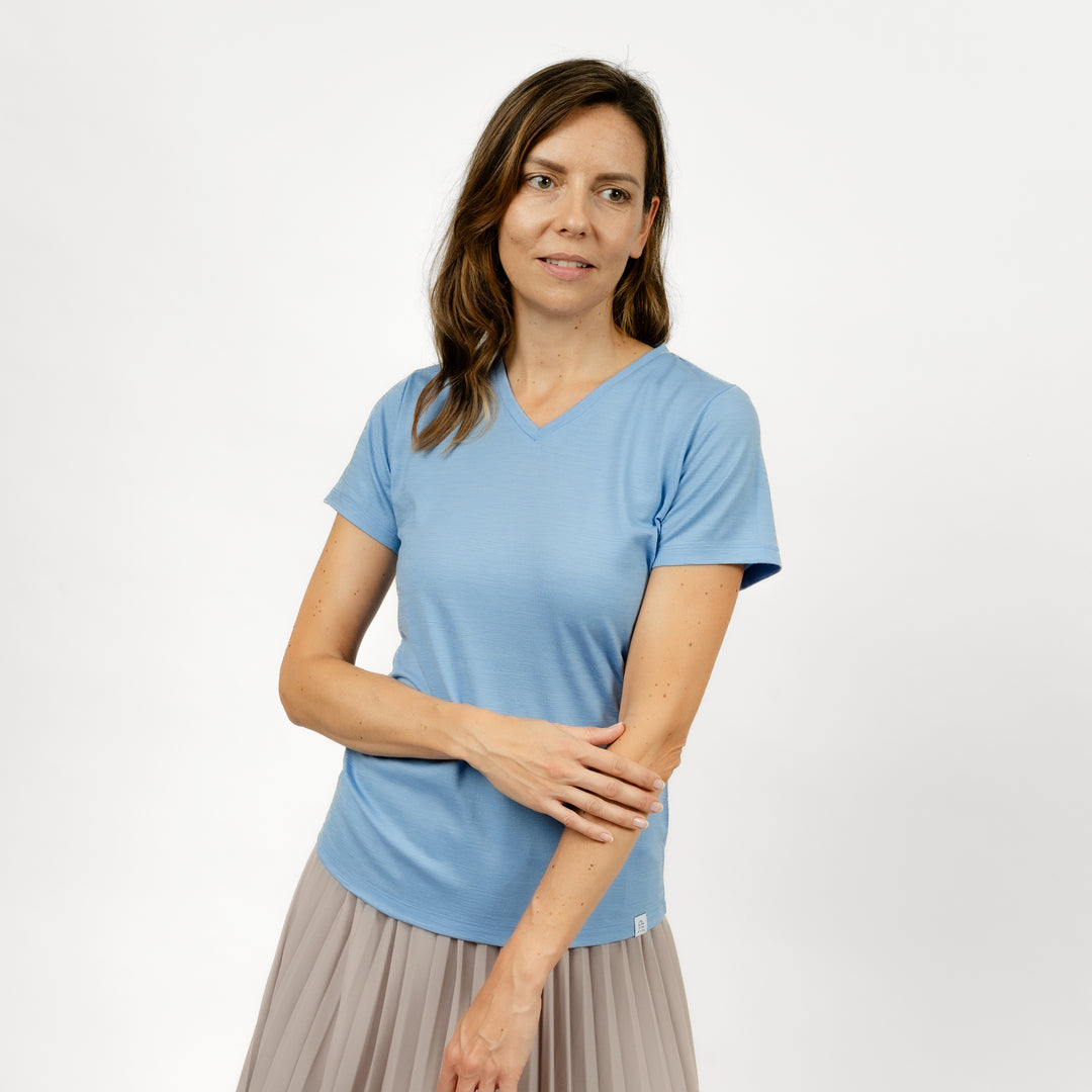 Model mit Merino Damen Shirt mit V-Ausschnitt von Tom Fyfe Frontansicht in Steelblue #farbe_steelblue