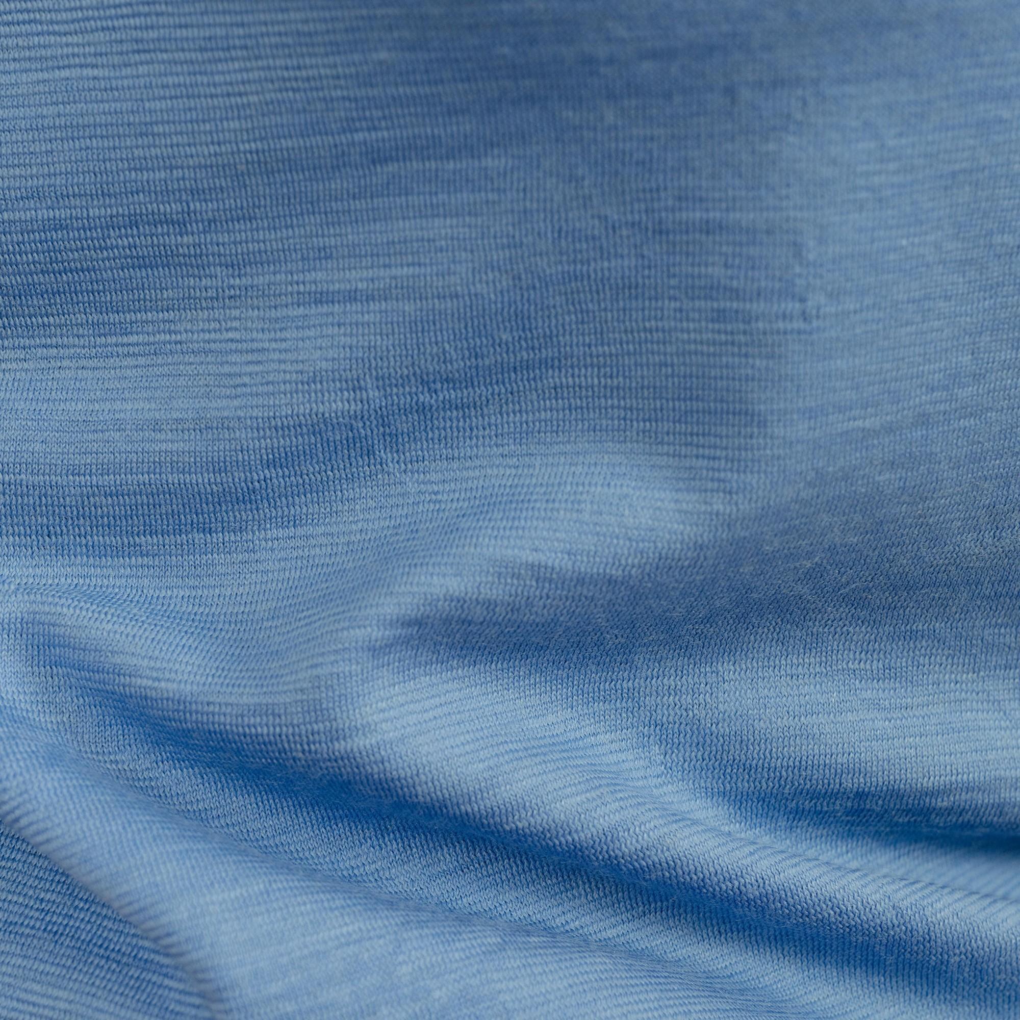 Merino Damen Shirt mit V-Ausschnitt von Tom Fyfe Stoff im Detail in Steelblue 