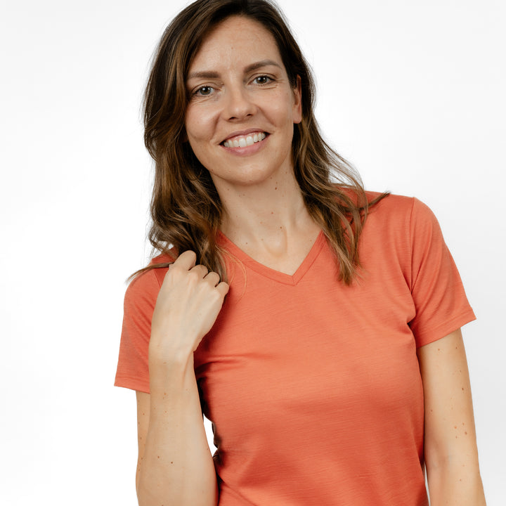 Model mit Merino Damen Shirt mit V-Ausschnitt von Tom Fyfe Frontansicht in Terracotta #farbe_terracotta