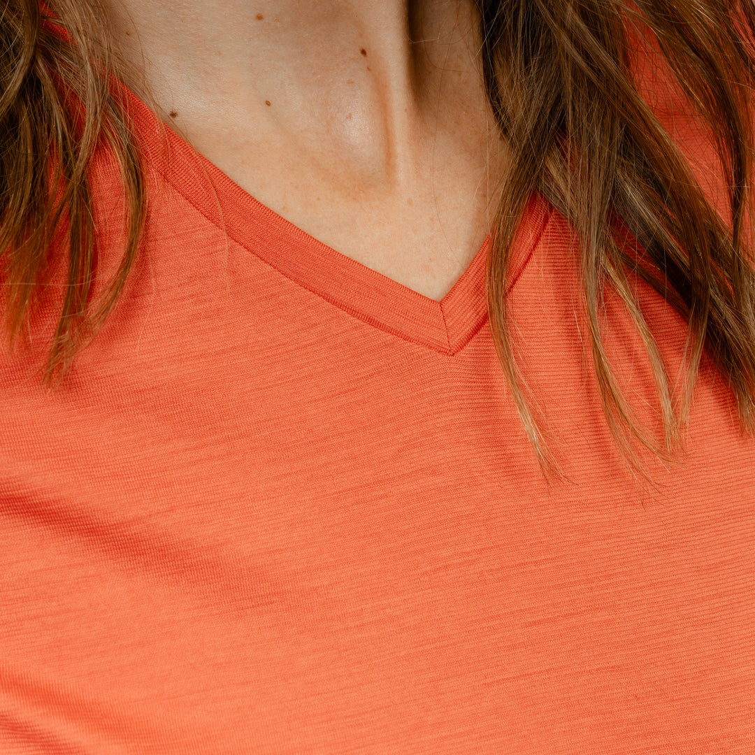 Model mit Merino Damen Shirt mit V-Ausschnitt von Tom Fyfe Nahaufnahme Kragen in Terracotta #farbe_terracotta