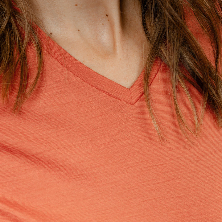 Model mit Merino Damen Shirt mit V-Ausschnitt von Tom Fyfe Nahaufnahme Kragen in Terracotta #farbe_terracotta