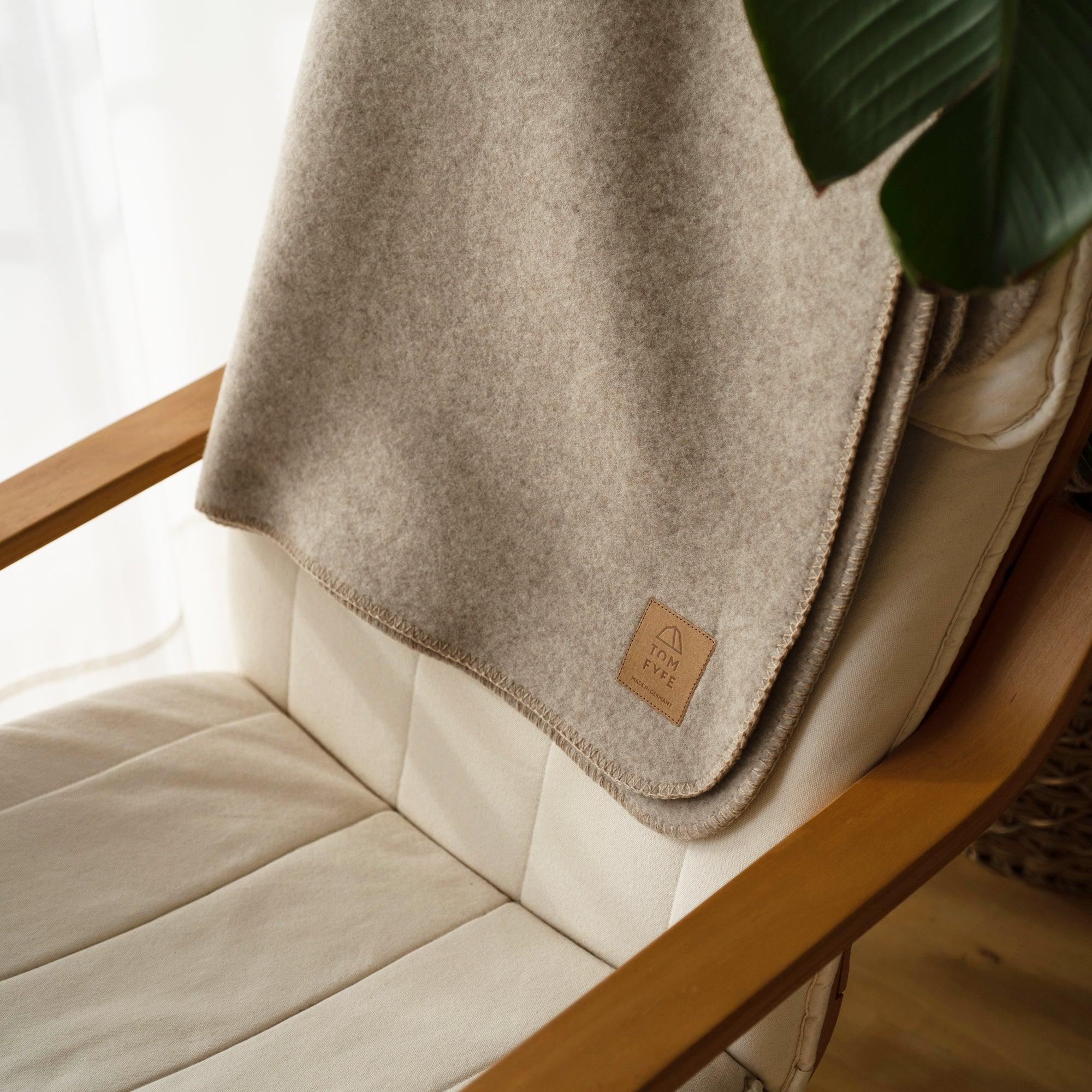 TOM FYFE Merino Decke in Moonstone, fünfte Produktansicht 