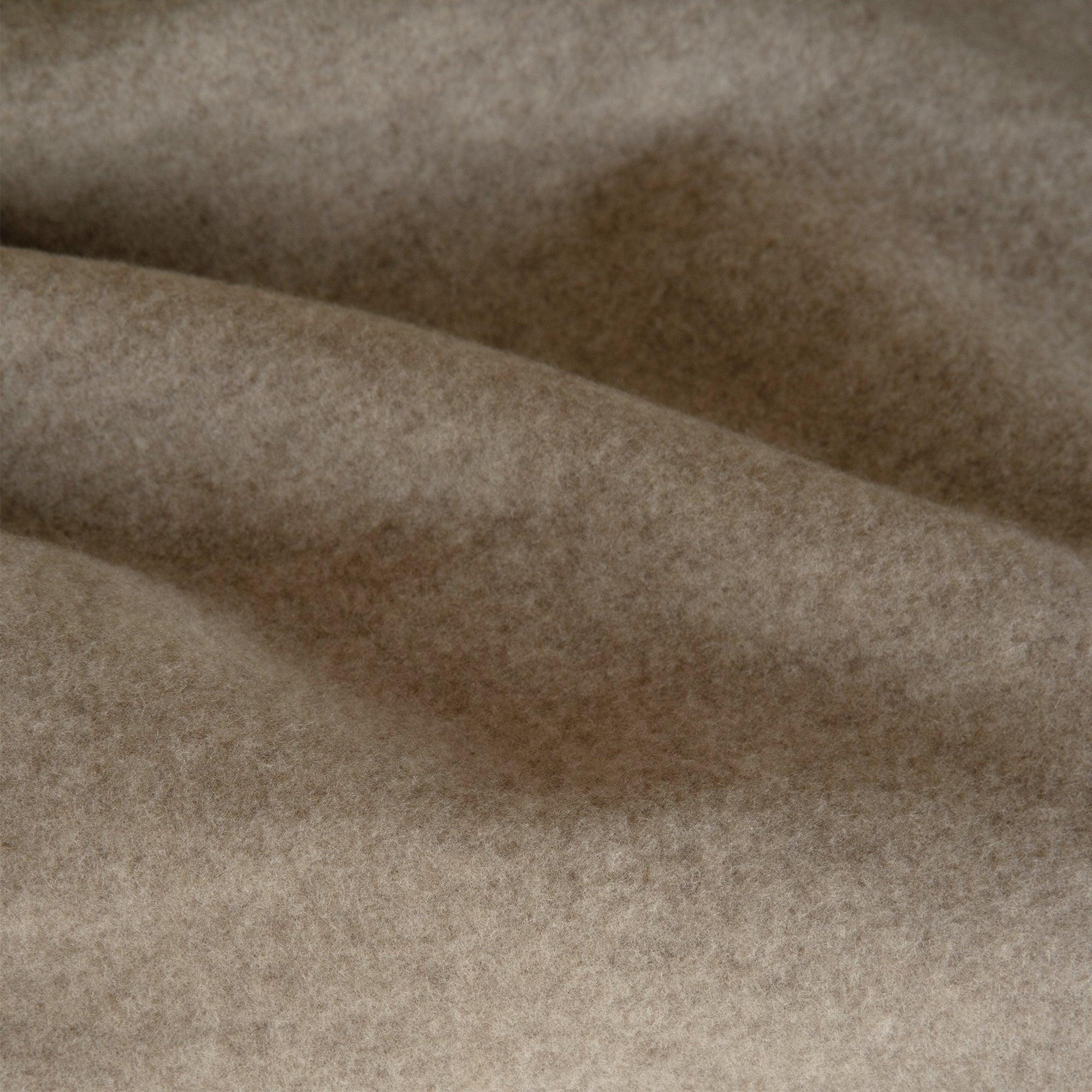 TOM FYFE Merino Decke in Moonstone, Nahaufnahme der Stoffstruktur 