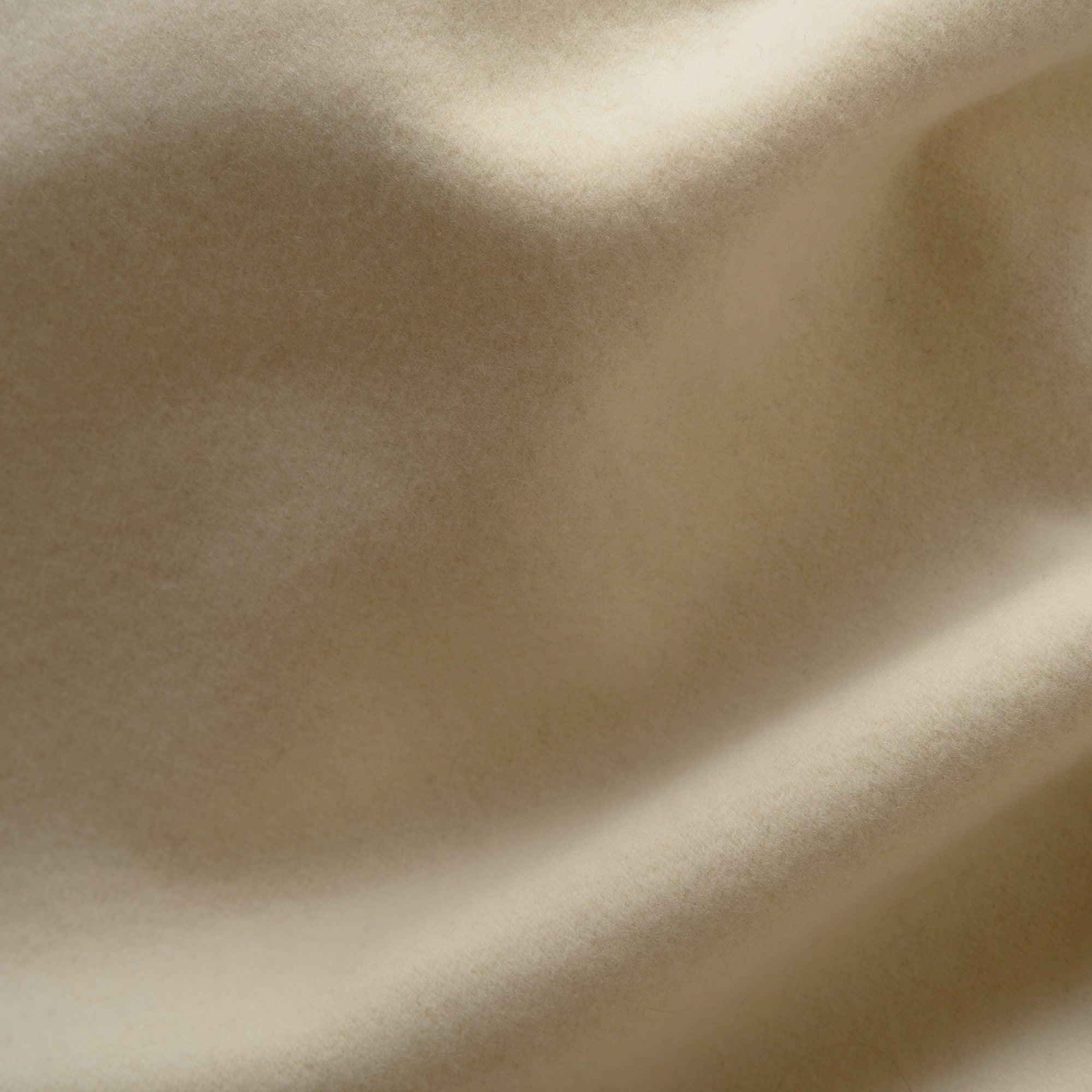 TOM FYFE Merino Decke in Polar White, Nahaufnahme der Stoffstruktur 