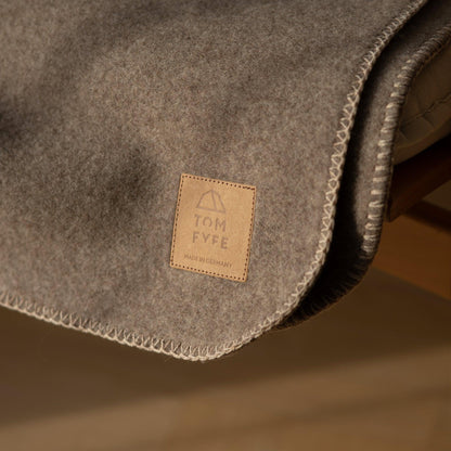 TOM FYFE Merino Decke in Sandstone, dritte Produktansicht 