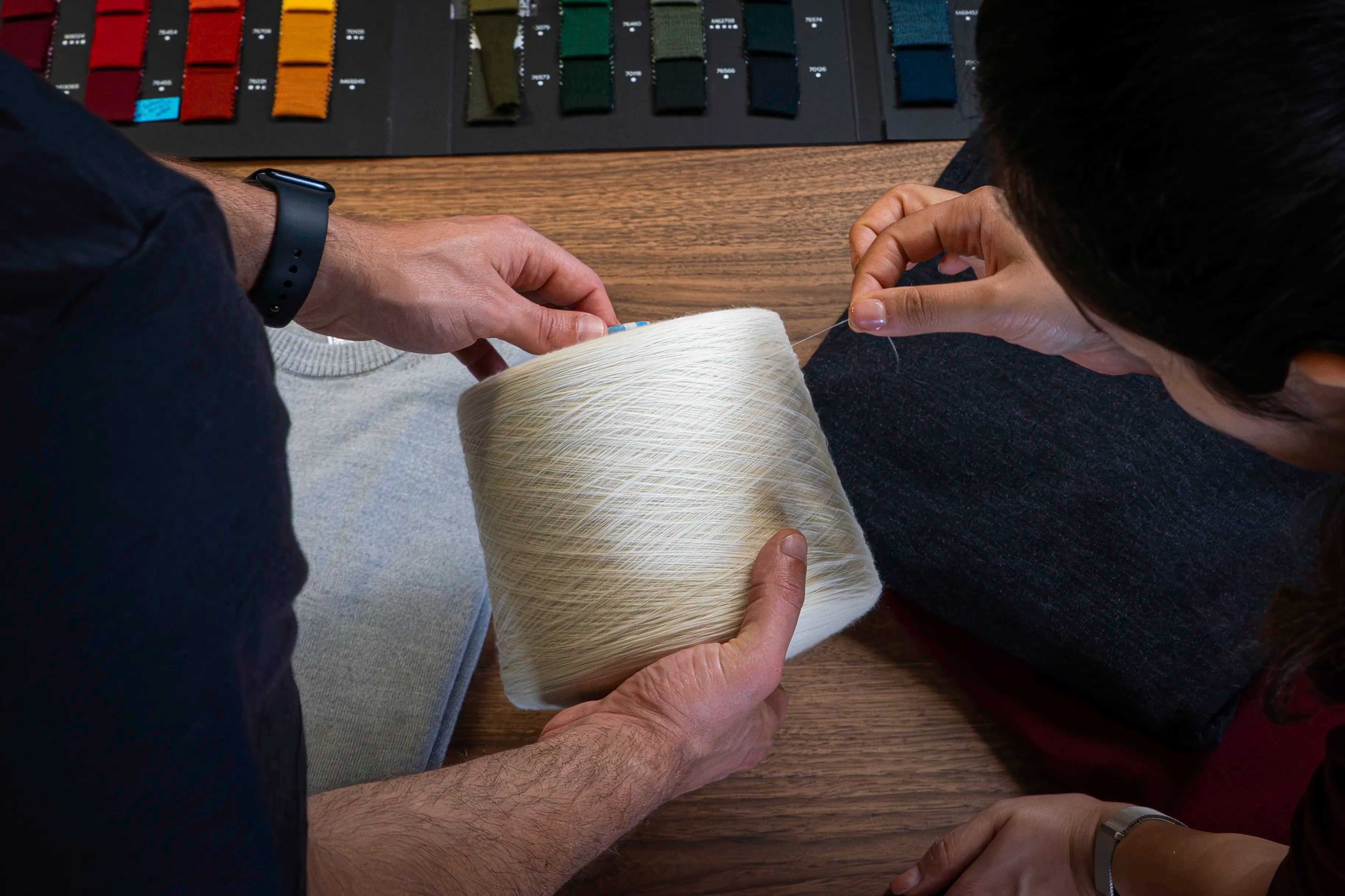 TOM FYFE Merinogarn und Stoffmuster bei der Materialentwicklung.