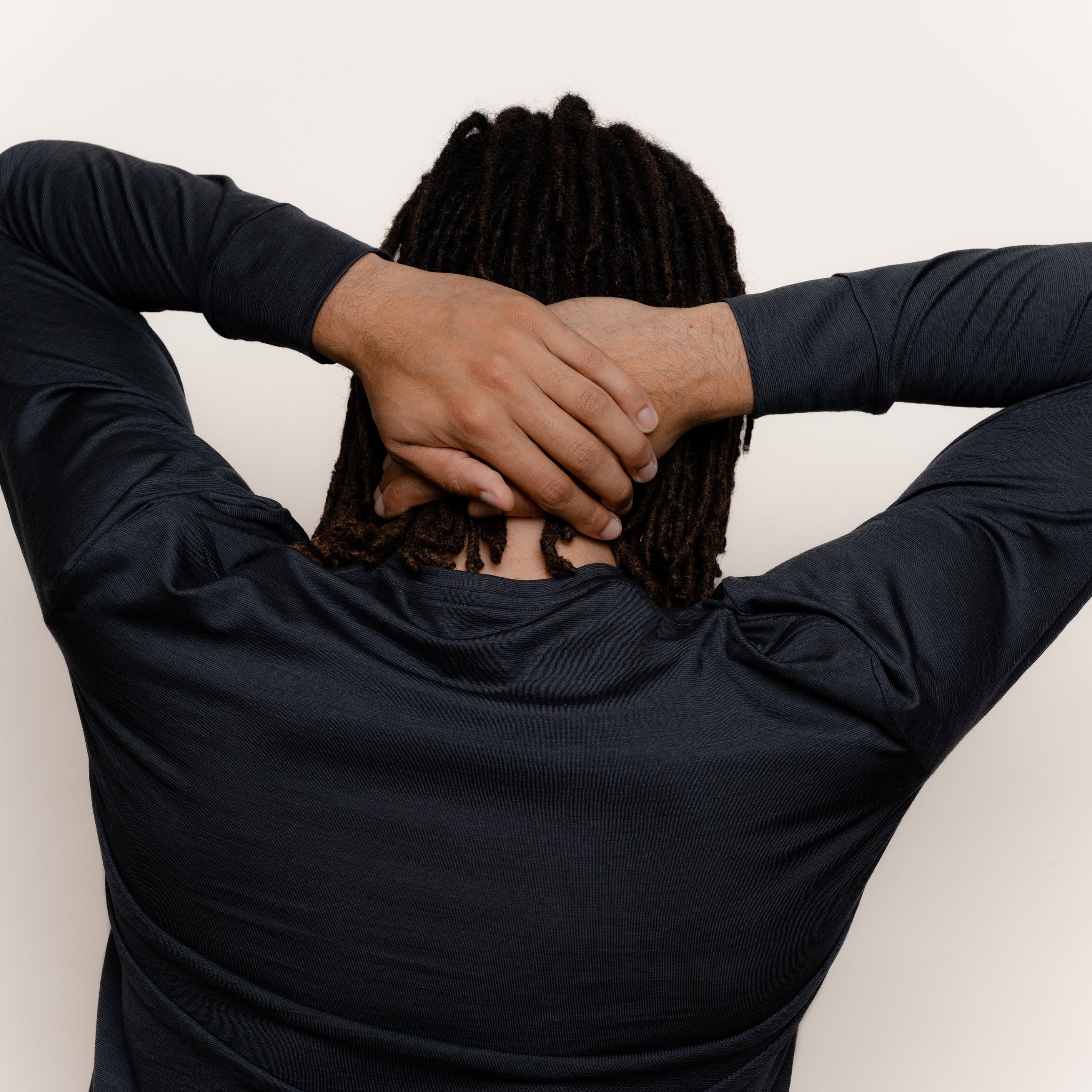 Merino Herren Longsleeve Rückansicht von Tom Fyfe in Anthrazit 