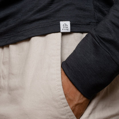 Merino Herren Langarmshirt Stoff Nahaufnahme von Tom Fyfe in Anthrazit 