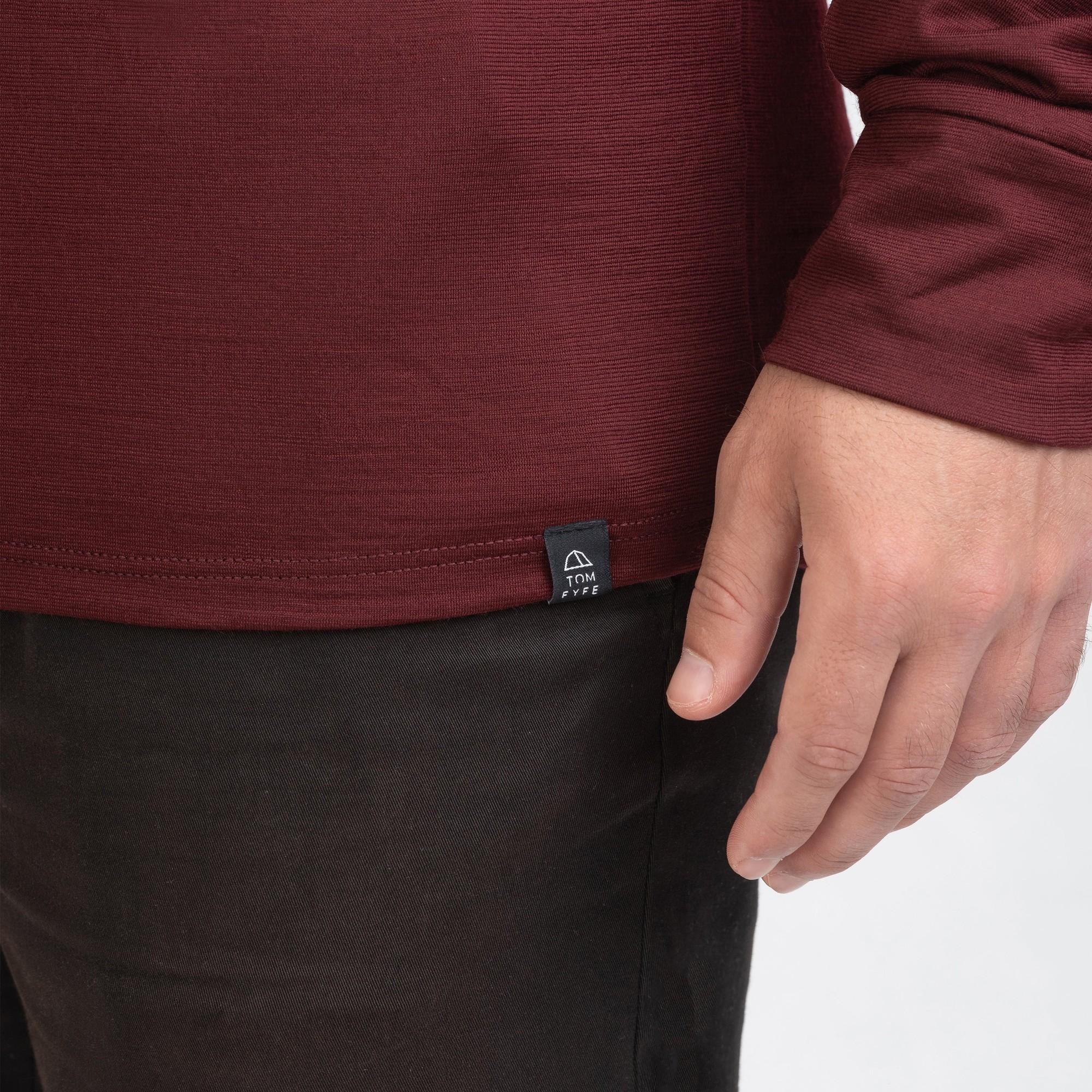 Tom Fyfe Merino Herren Langarmshirt in Burgundy, Labelansicht 