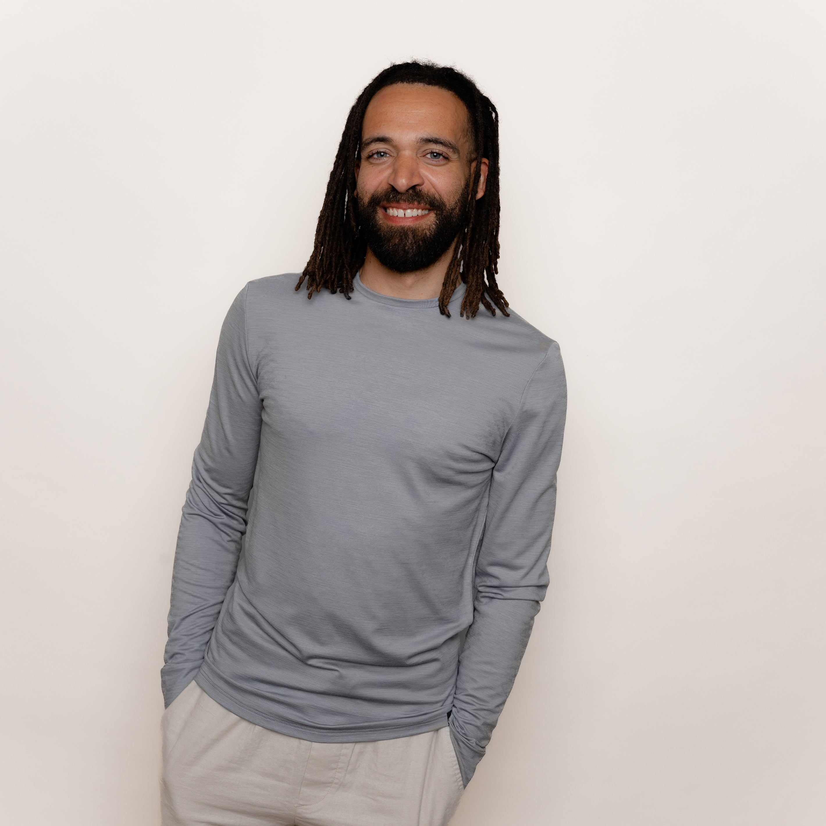 Model mit Merino Herren Shirt Frontansicht von Tom Fyfe in Hellgrau #farbe_hellgrau