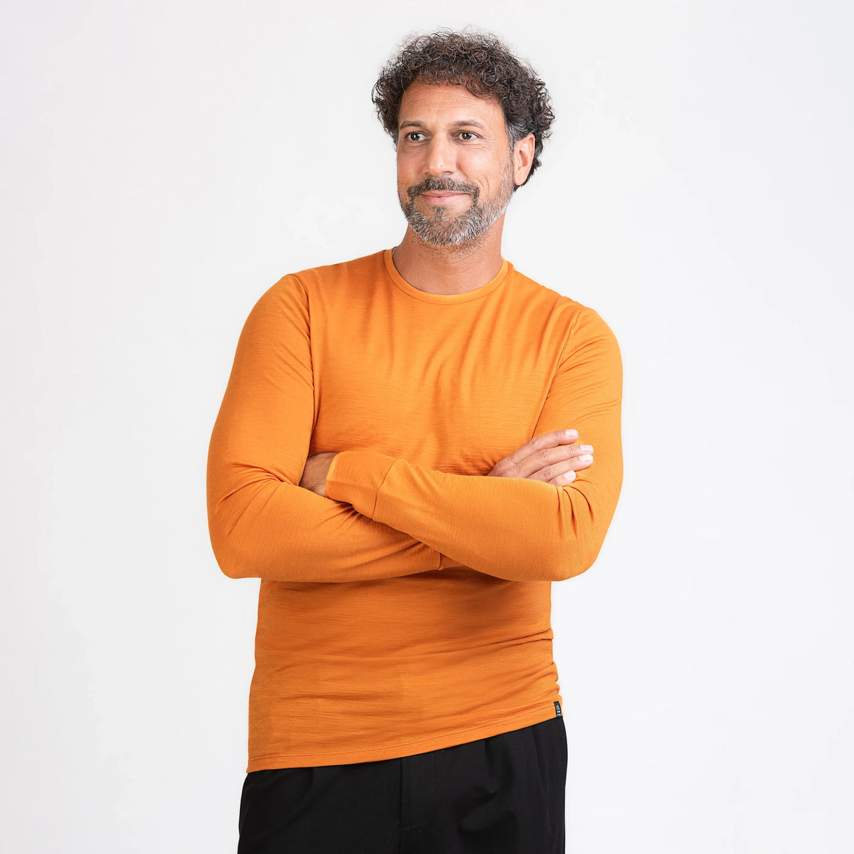 TOM FYFE Merino Herren Langarmshirt in Kurkuma, Vorderansicht 