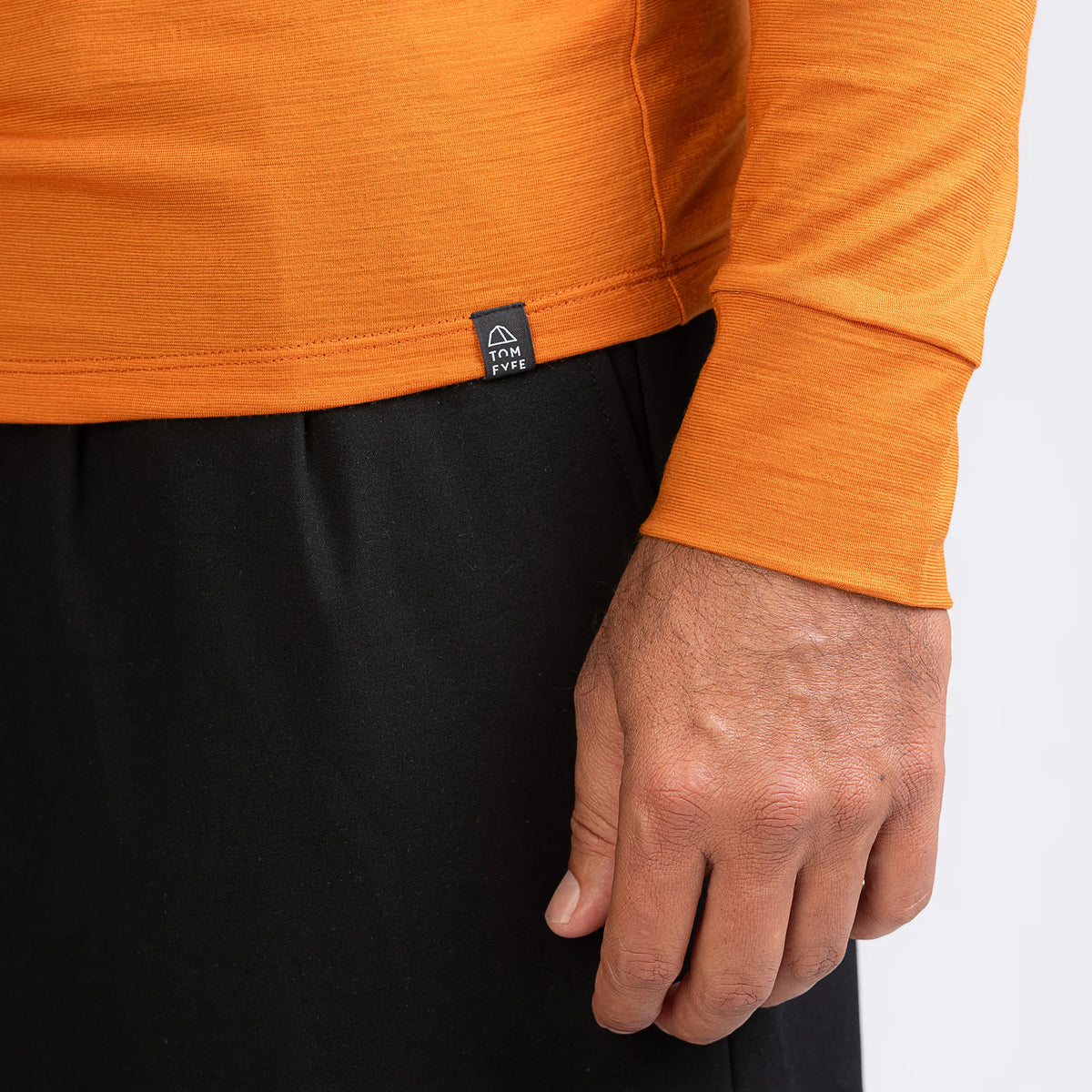 Merino Herren Langarmshirt Stoff Nahaufnahme von TOM FYFE in Kurkuma 