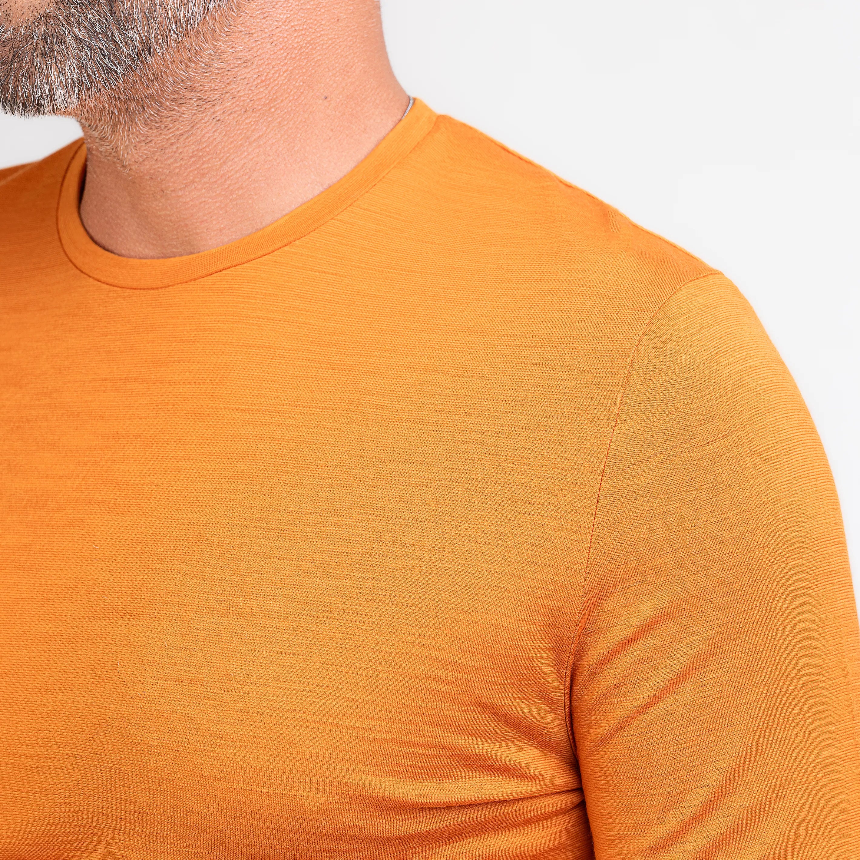 TOM FYFE Merino Herren Langarmshirt in Kurkuma, Schulteransicht 