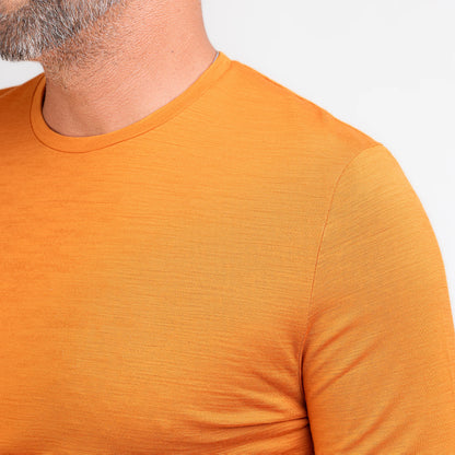 TOM FYFE Merino Herren Langarmshirt in Kurkuma, Schulteransicht 