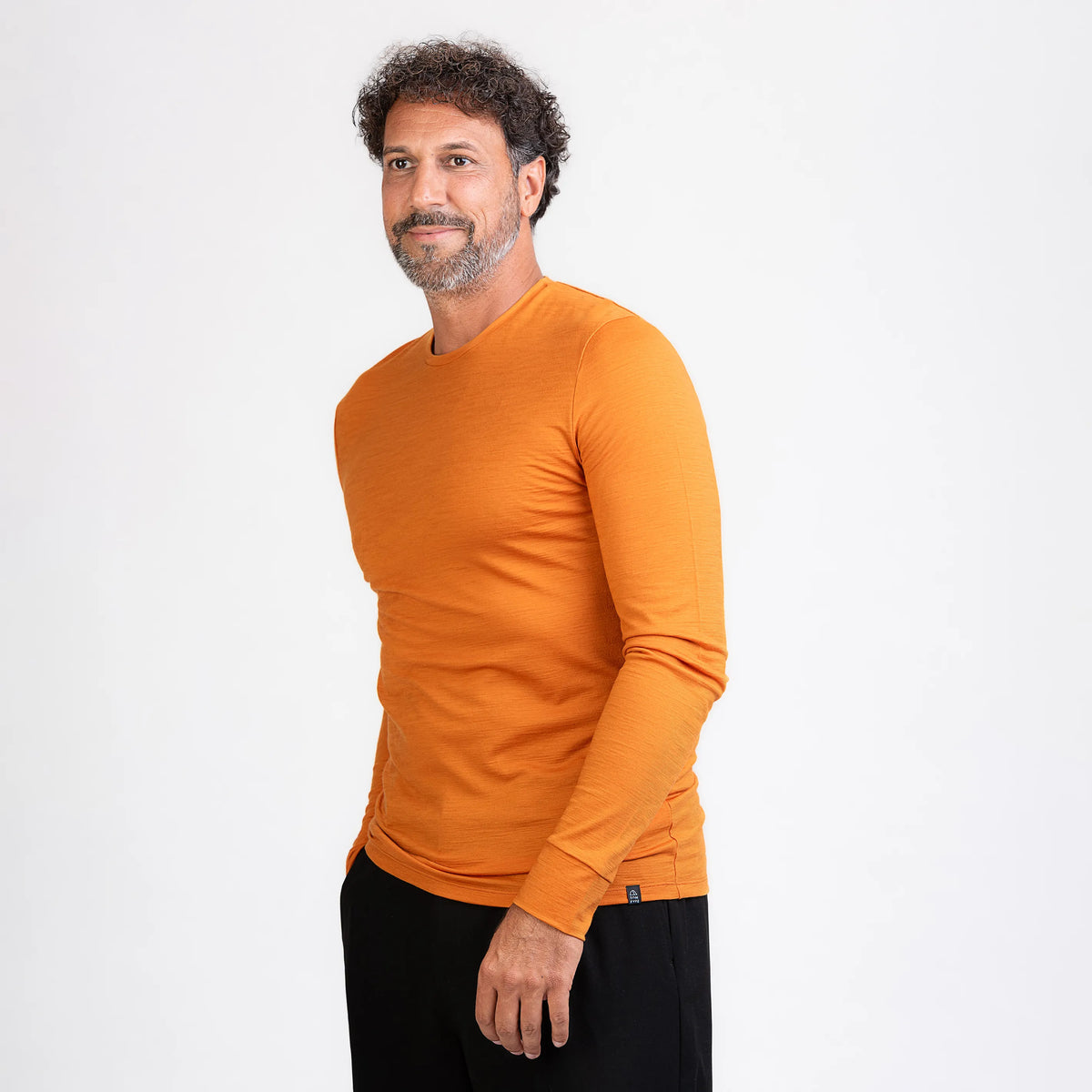 TOM FYFE Merino Herren Langarmshirt in Kurkuma, Vorderansicht 