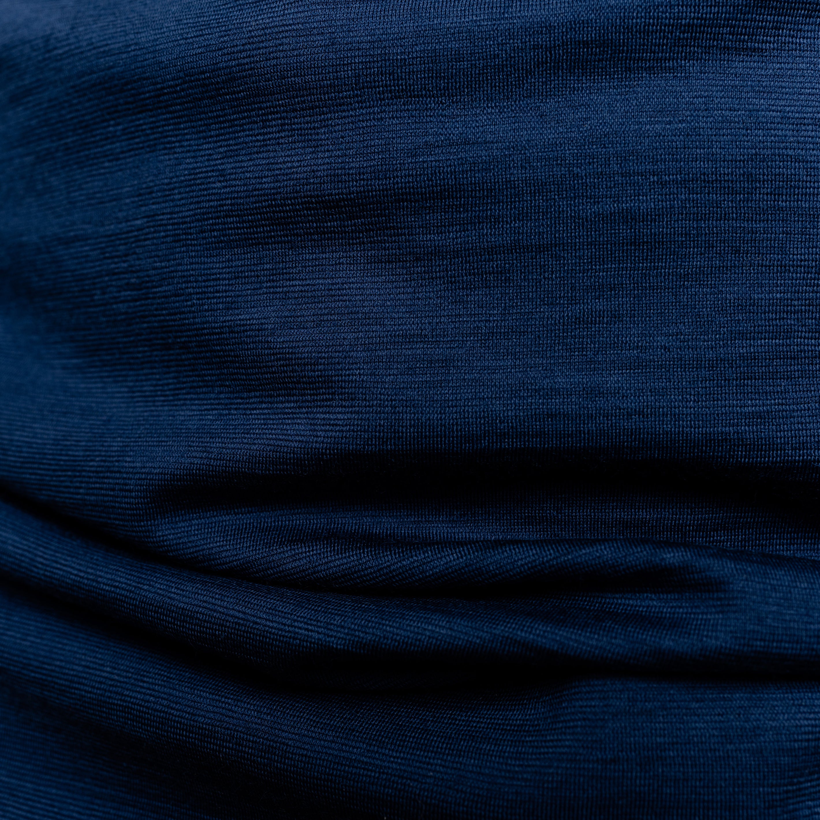Merino Herren Shirt Nahaufnahme vom Stoff von Tom Fyfe in Marine 