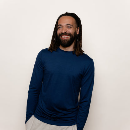 stylisches Model mit Merino Herren Shirt Frontansicht von Tom Fyfe in Marine 
