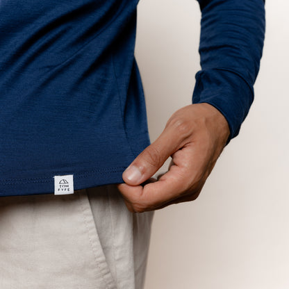 Merino Herren Langarmshirt Stoff Nahaufnahme von Tom Fyfe in Marine 