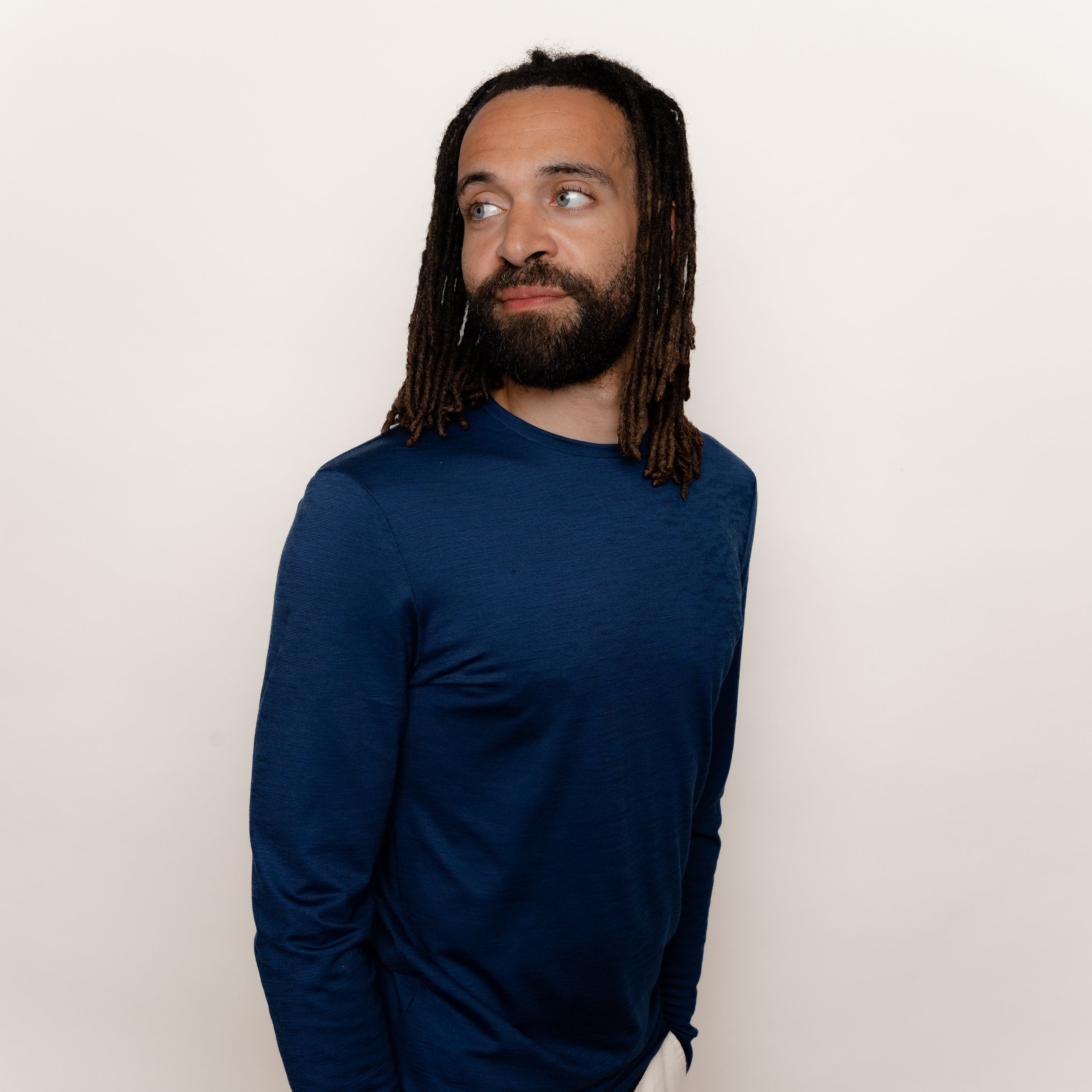 Model mit Merino Herren Langarmshirt Seitenansicht von Tom Fyfe in Marine 