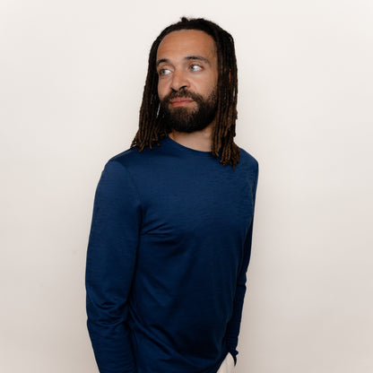 Model mit Merino Herren Langarmshirt Seitenansicht von Tom Fyfe in Marine 