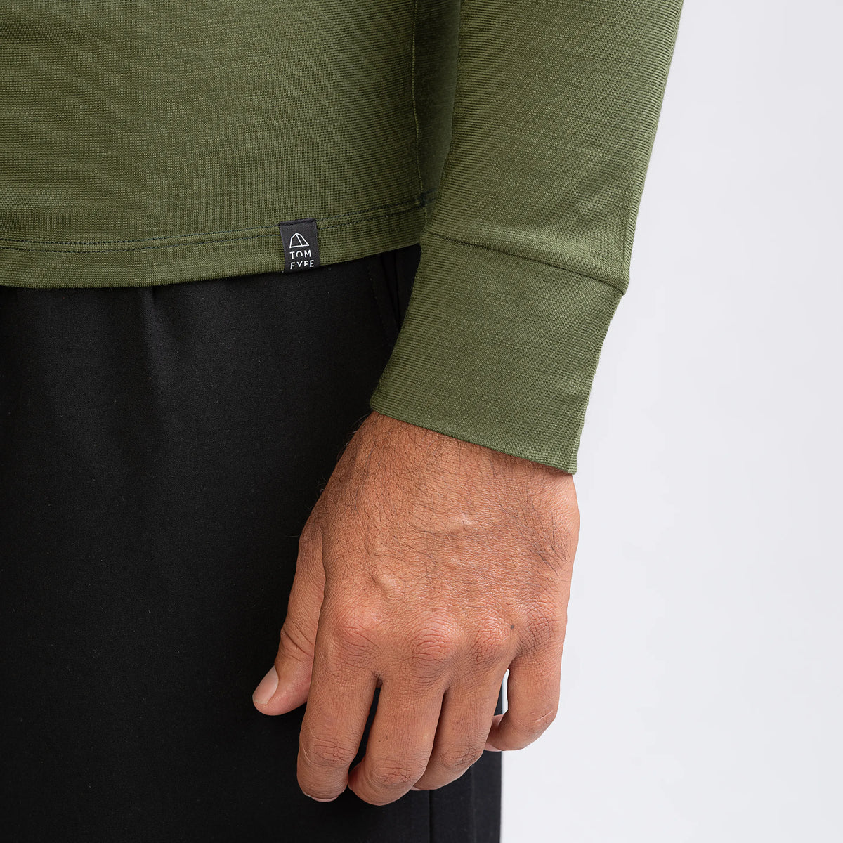 Merino Herren Langarmshirt Stoff Nahaufnahme von TOM FYFE in Waldgrün  